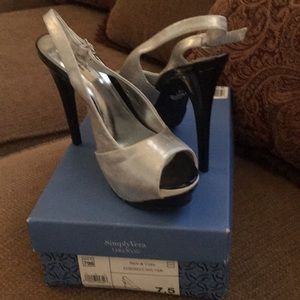 Simply Vera by Vera Wang. Size 7.5.